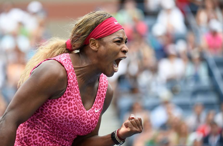 Serena Williams dopo un colpo vincente. Action Images